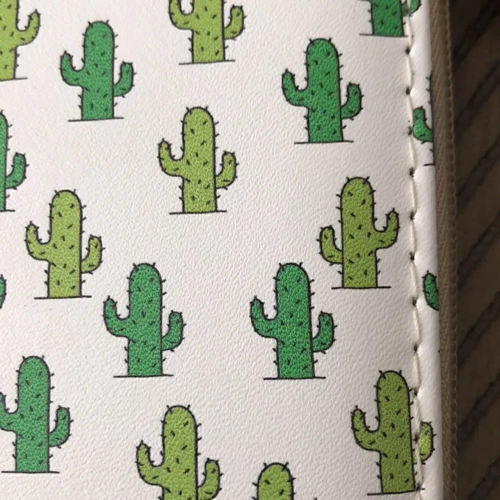 NWT Lucky 🍀 Cacti 🌵 Vegan 🌱 Zip Wallet 12 card inserts zip coin Secure!